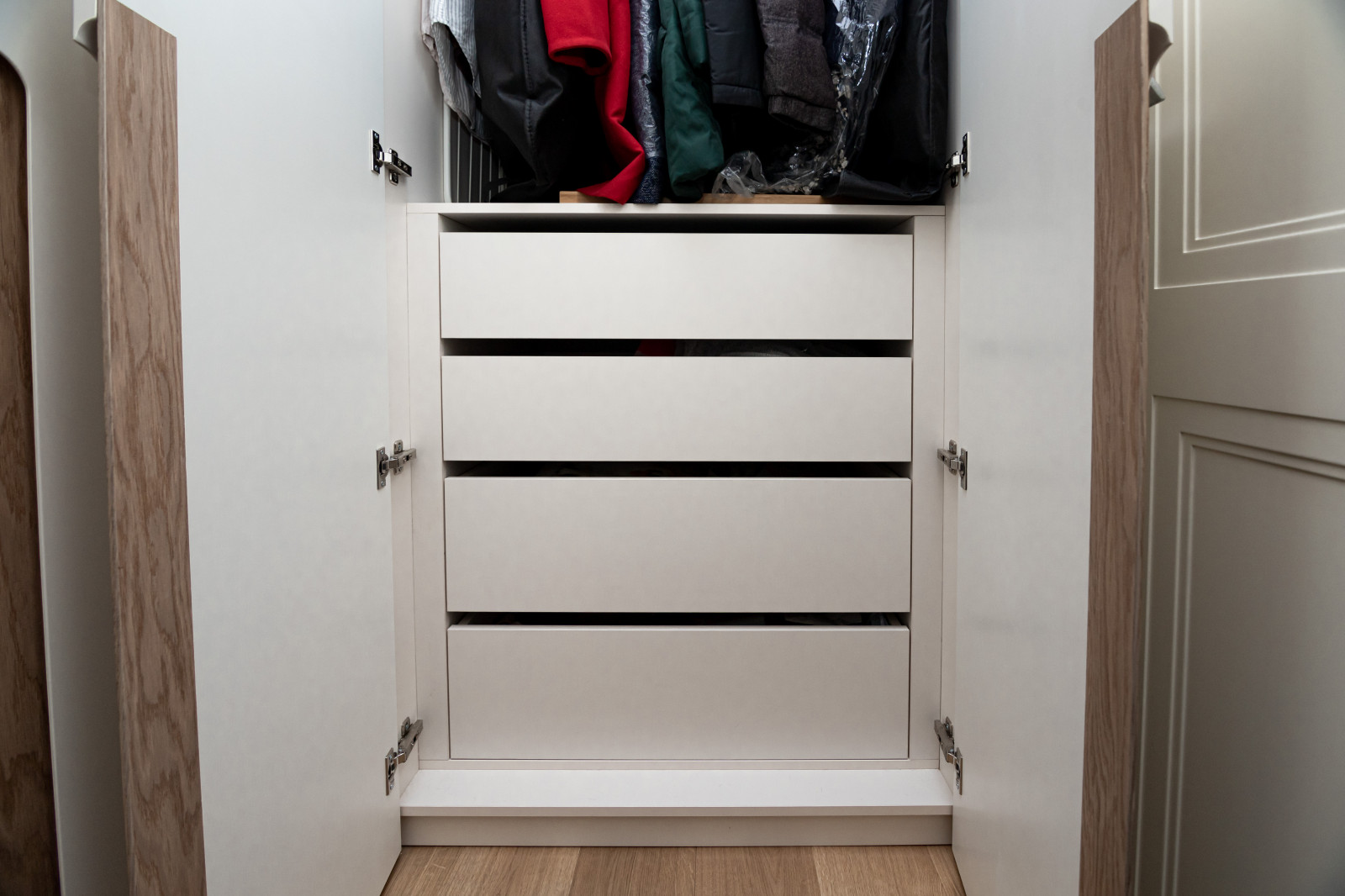 Гардероб и шкаф в прихожую в минималистичном стиле