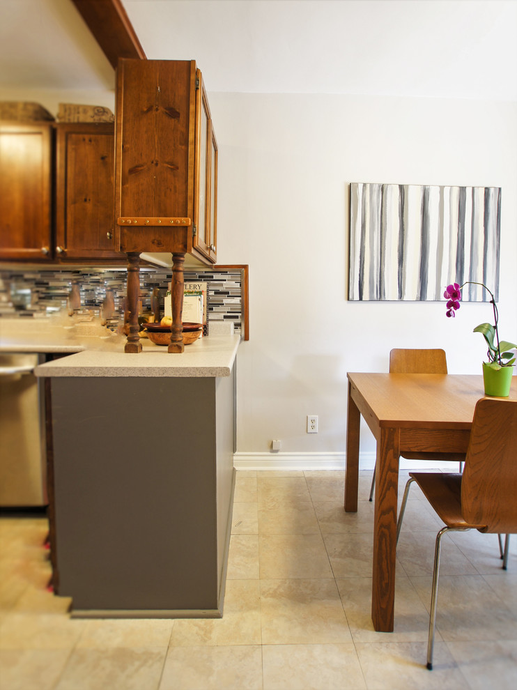 Mid-sized transitional u-shaped vinyl floor eat-in kitchen photo in Toronto with a double-bowl sink, shaker cabinets, medium tone wood cabinets, laminate countertops, multicolored backsplash, mosaic tile backsplash, stainless steel appliances and a peninsula