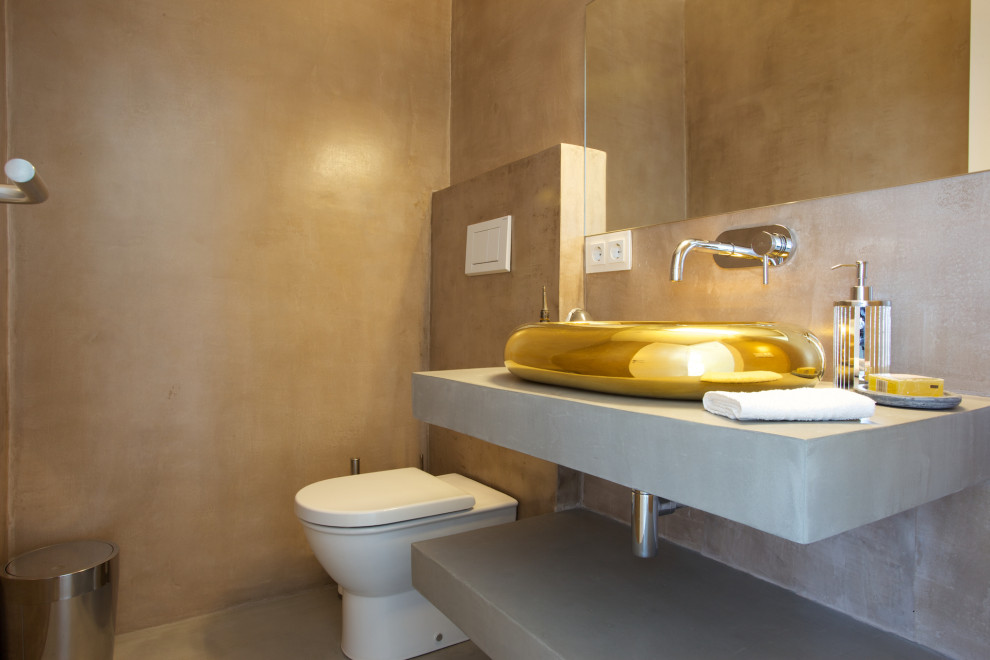Идея дизайна: туалет в стиле фьюжн с бетонным полом, настольной раковиной, столешницей из бетона, серым полом и серой столешницей