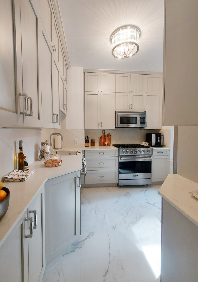 Transitional kitchen photo in New York