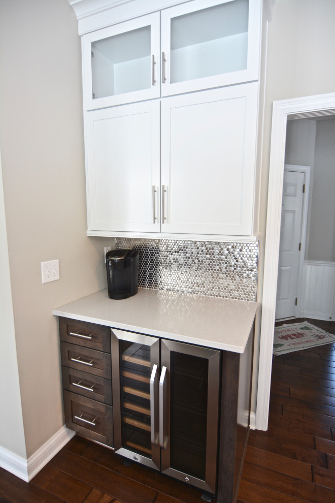 Kitchen - transitional kitchen idea in Indianapolis