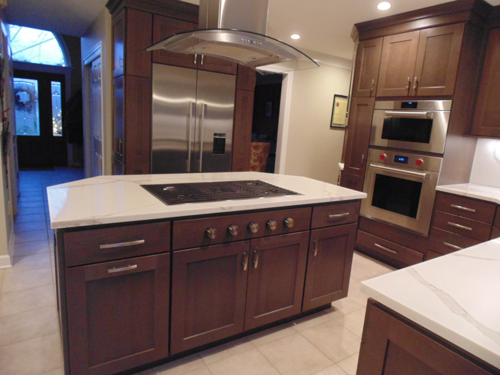 Eat-in kitchen - mid-sized transitional u-shaped ceramic tile and beige floor eat-in kitchen idea with an undermount sink, recessed-panel cabinets, dark wood cabinets, quartz countertops, white backsplash, stone slab backsplash, stainless steel appliances, an island and white countertops