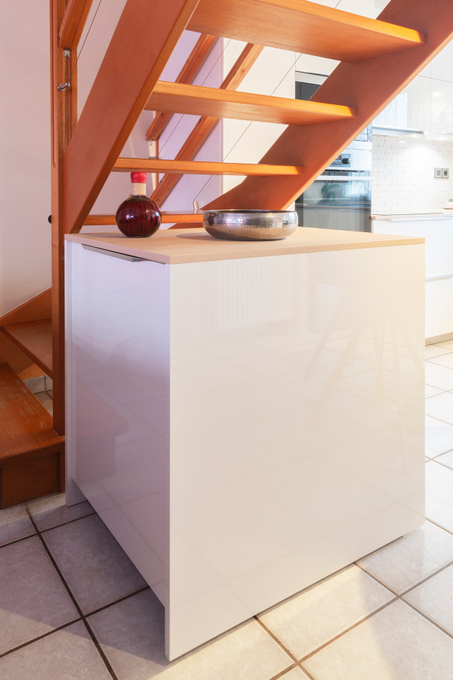 Immagine di una cucina contemporanea di medie dimensioni con lavello a doppia vasca, ante lisce, ante bianche, top in laminato, paraspruzzi bianco, elettrodomestici da incasso e nessuna isola