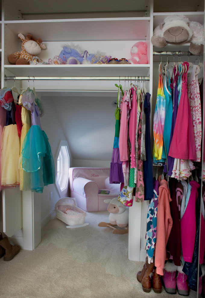 Design ideas for a traditional kids' room for kids 4-10 years old and girls in San Diego.