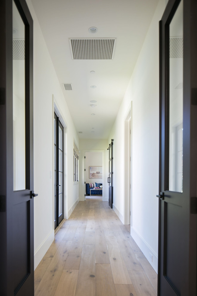 Свежая идея для дизайна: коридор в стиле модернизм с белыми стенами, светлым паркетным полом и белым полом - отличное фото интерьера