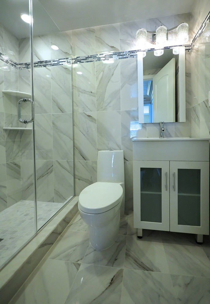 Bathroom - bathroom idea in New York