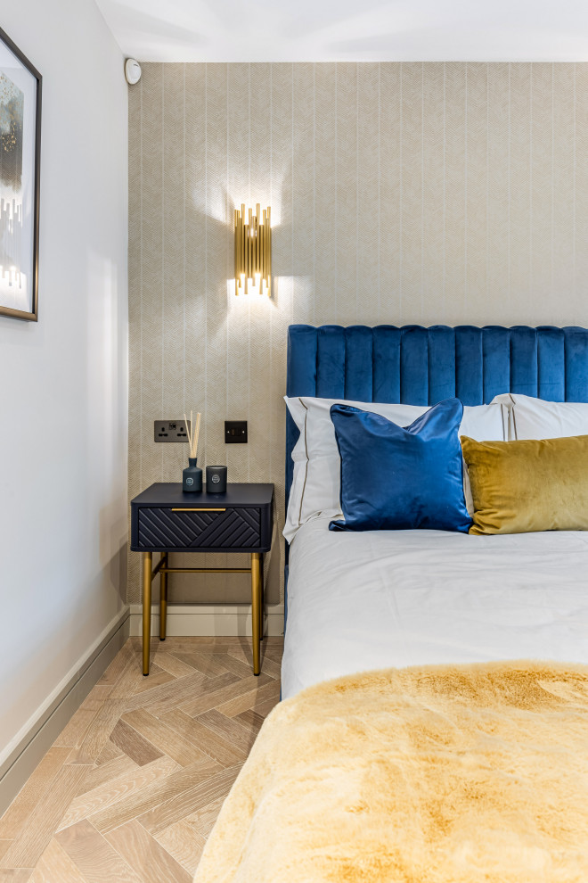 Свежая идея для дизайна: гостевая спальня среднего размера, (комната для гостей) на мансарде в современном стиле с синими стенами, деревянным полом, многоуровневым потолком и обоями на стенах - отличное фото интерьера