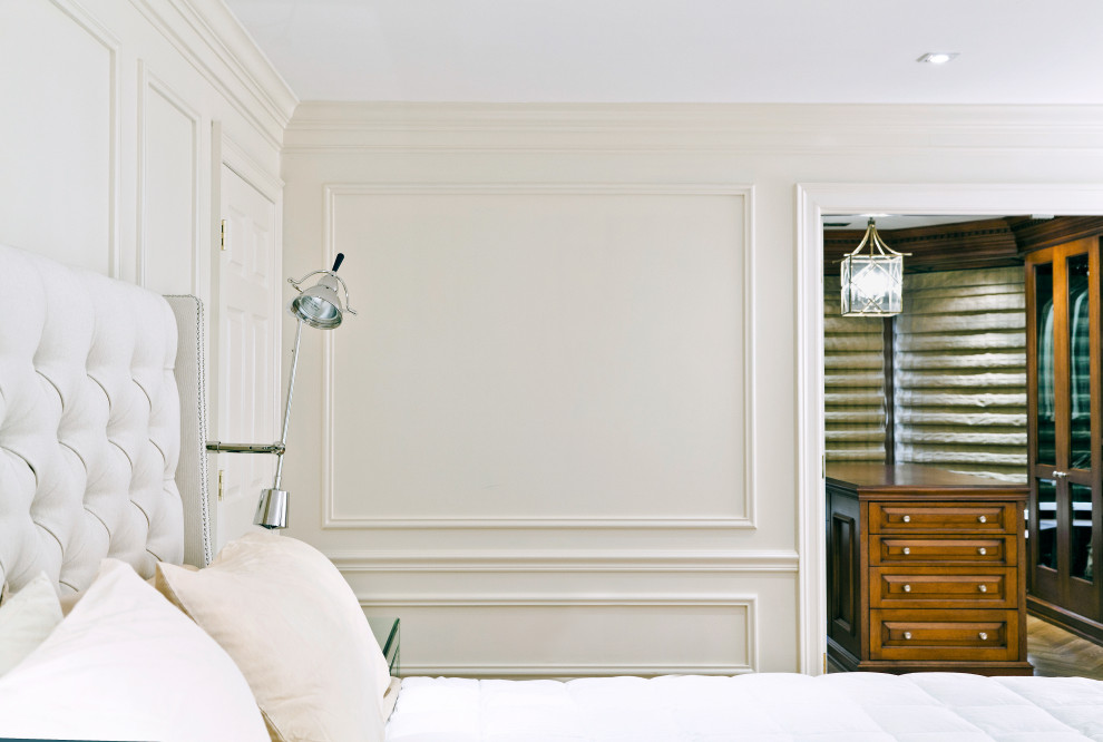 Свежая идея для дизайна: хозяйская спальня среднего размера в стиле неоклассика (современная классика) с белыми стенами, светлым паркетным полом, стандартным камином, фасадом камина из дерева, коричневым полом и деревянными стенами - отличное фото интерьера