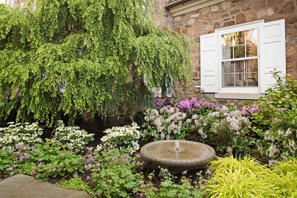 Design ideas for a traditional garden in New York with a water feature.