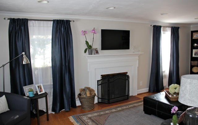 This is an example of a transitional family room in Bridgeport.