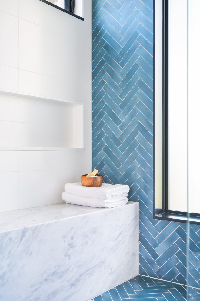 Réalisation d'une salle de bain principale design en bois clair de taille moyenne avec un placard à porte plane, un carrelage bleu, un mur blanc, un lavabo encastré, un plan de toilette en marbre, un sol bleu, un banc de douche, meuble double vasque et meuble-lavabo suspendu.