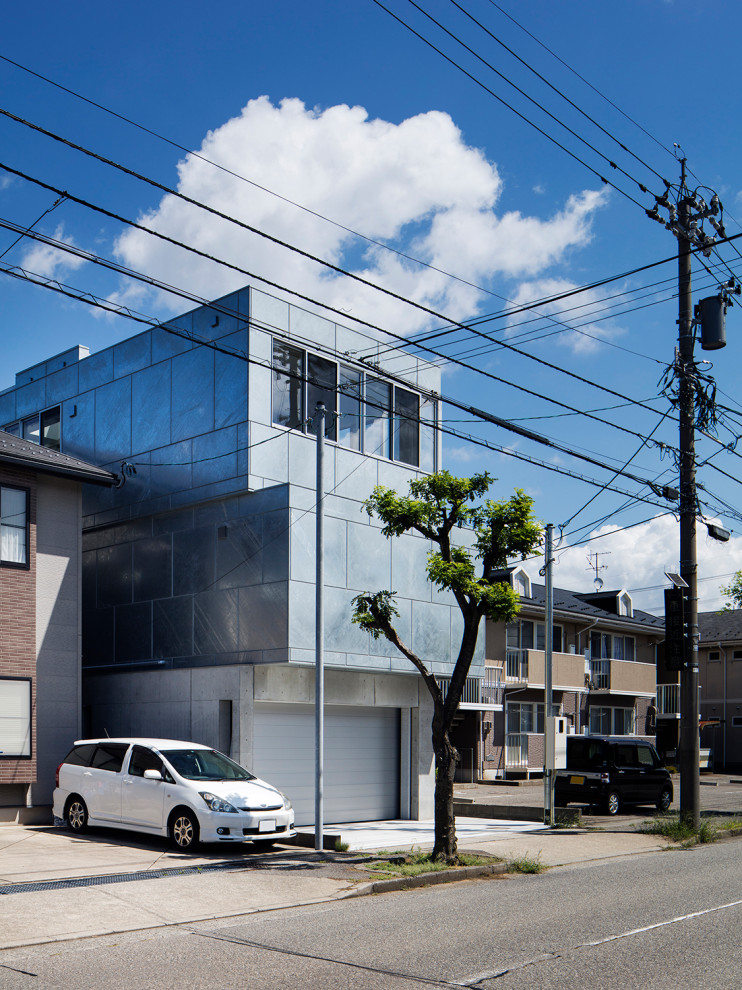 東京23区にある中くらいなモダンスタイルのおしゃれな家の外観 (メタルサイディング、混合材屋根、長方形) の写真