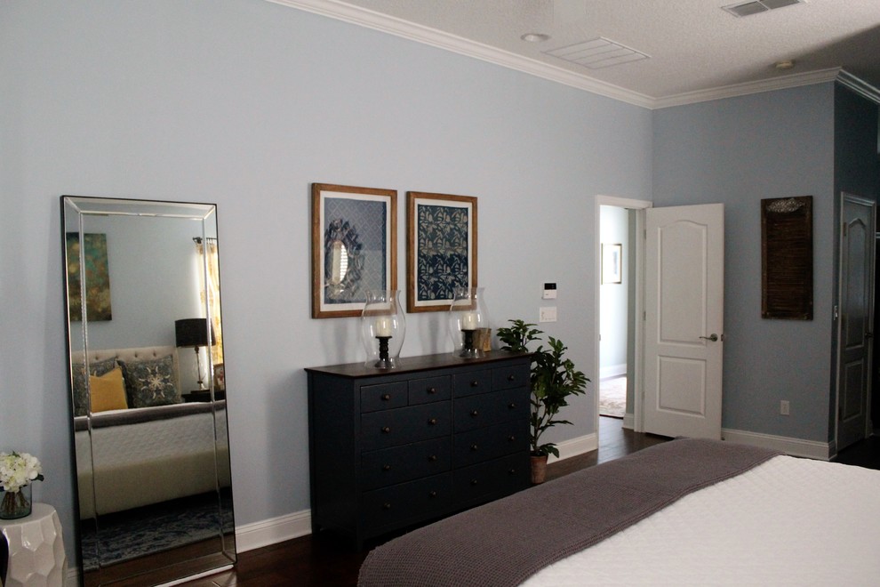 Foto på ett stort funkis huvudsovrum, med blå väggar och mörkt trägolv