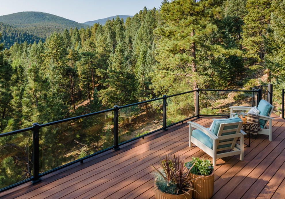 Imagen de terraza de estilo americano sin cubierta en patio trasero con barandilla de vidrio