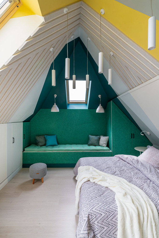 Стильный дизайн: маленькая хозяйская, серо-белая спальня на мансарде в скандинавском стиле с разноцветными стенами, полом из ламината, бежевым полом, сводчатым потолком и панелями на части стены для на участке и в саду - последний тренд