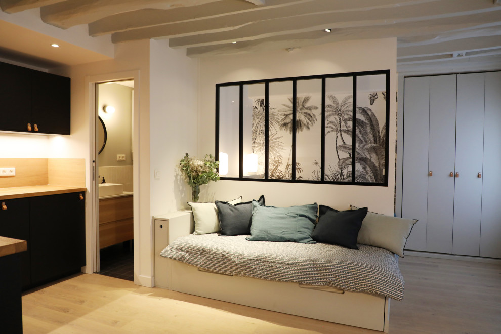 Идея дизайна: маленькая открытая гостиная комната в стиле неоклассика (современная классика) с белыми стенами, светлым паркетным полом, балками на потолке и обоями на стенах для на участке и в саду