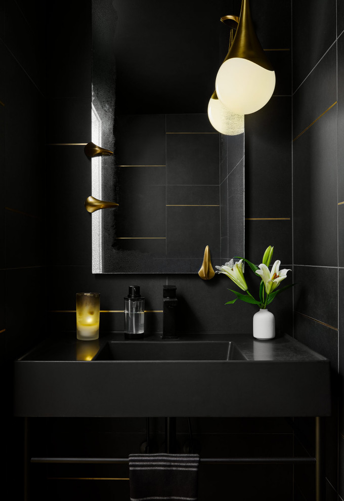 Kleine Moderne Gästetoilette mit schwarzen Fliesen, schwarzer Wandfarbe, schwarzer Waschtischplatte und freistehendem Waschtisch in Chicago