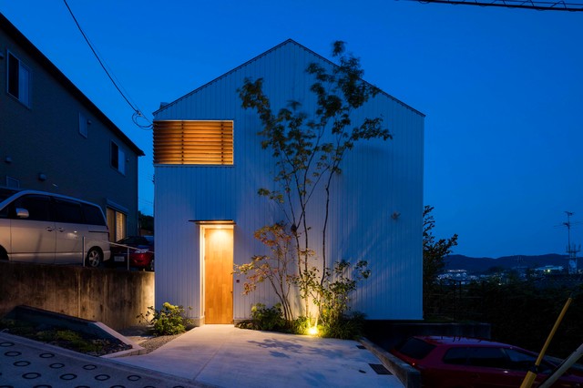 生駒の家 吹き抜けを通じて家族がつながる暖かい家 House in Ikoma moderno-fachada
