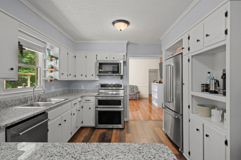 Kitchen - transitional kitchen idea