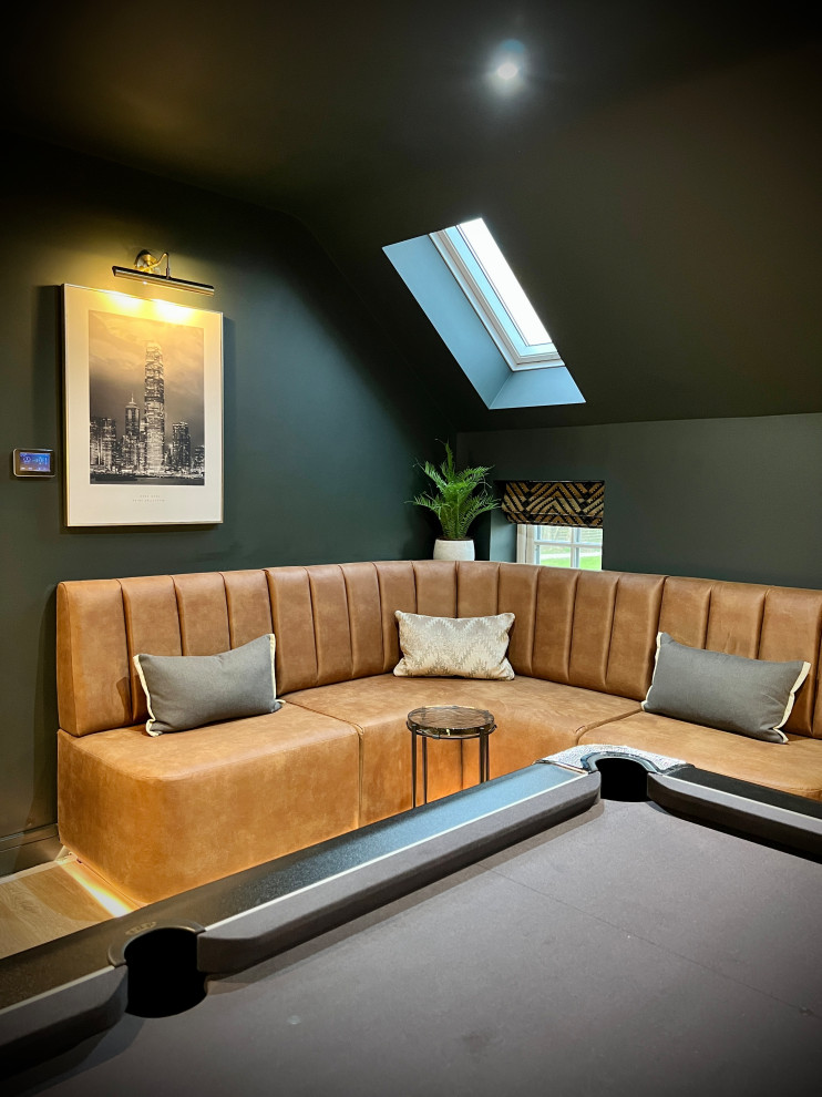 Großer, Abgetrennter Moderner Hobbyraum mit grüner Wandfarbe, hellem Holzboden, TV-Wand, beigem Boden, Holzdecke und Wandpaneelen in Sonstige