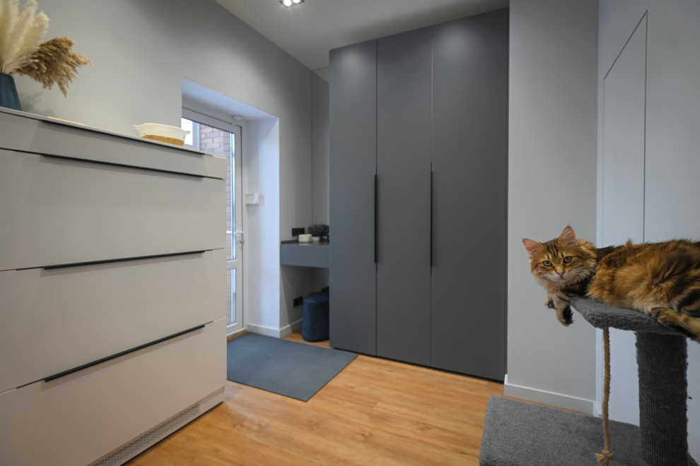 Коттедж в Чукреевке с природными фресками и рейками с подсветкой