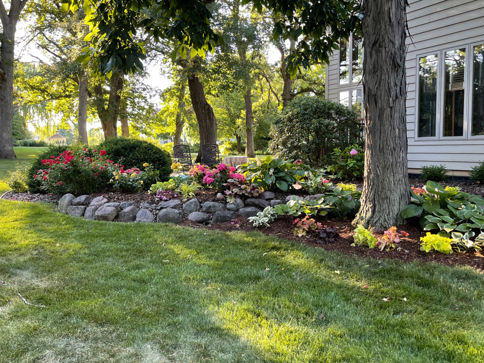 Inspiration for a transitional landscaping in Chicago.