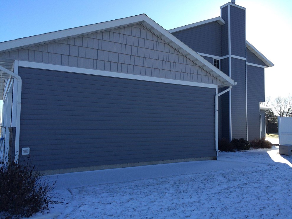 Inspiration for a mid-sized traditional two-storey blue exterior in Minneapolis with metal siding.