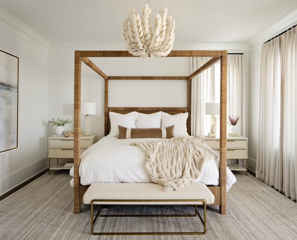Diseño de dormitorio principal clásico renovado grande con paredes blancas, suelo de madera en tonos medios y suelo marrón