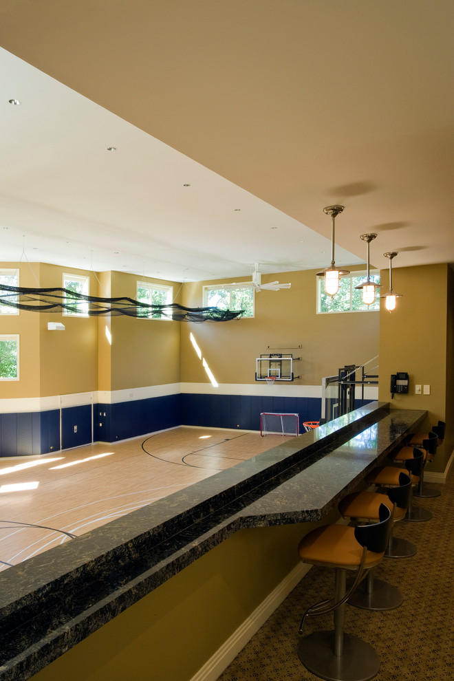 Design ideas for a traditional home gym in Chicago.