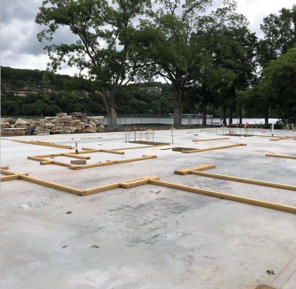 Example of a transitional home design design in Austin