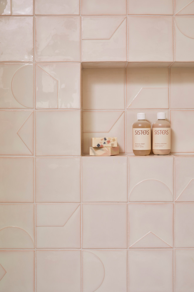 Пример оригинального дизайна: детская ванная комната среднего размера в стиле ретро с плоскими фасадами, коричневыми фасадами, ванной в нише, душем над ванной, унитазом-моноблоком, белой плиткой, керамической плиткой, белыми стенами, полом из терраццо, врезной раковиной, столешницей из искусственного кварца, коричневым полом, шторкой для ванной, серой столешницей, нишей, тумбой под две раковины и встроенной тумбой