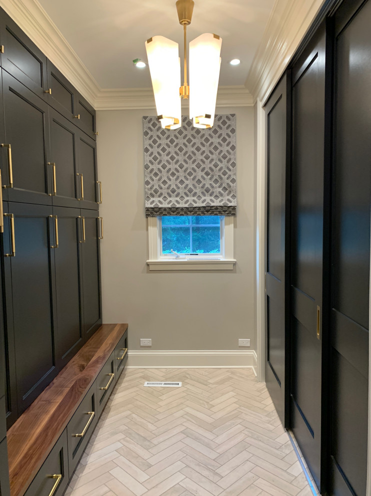 Ejemplo de armario vestidor unisex tradicional renovado pequeño con armarios estilo shaker, puertas de armario negras, suelo de baldosas de porcelana, suelo beige y casetón