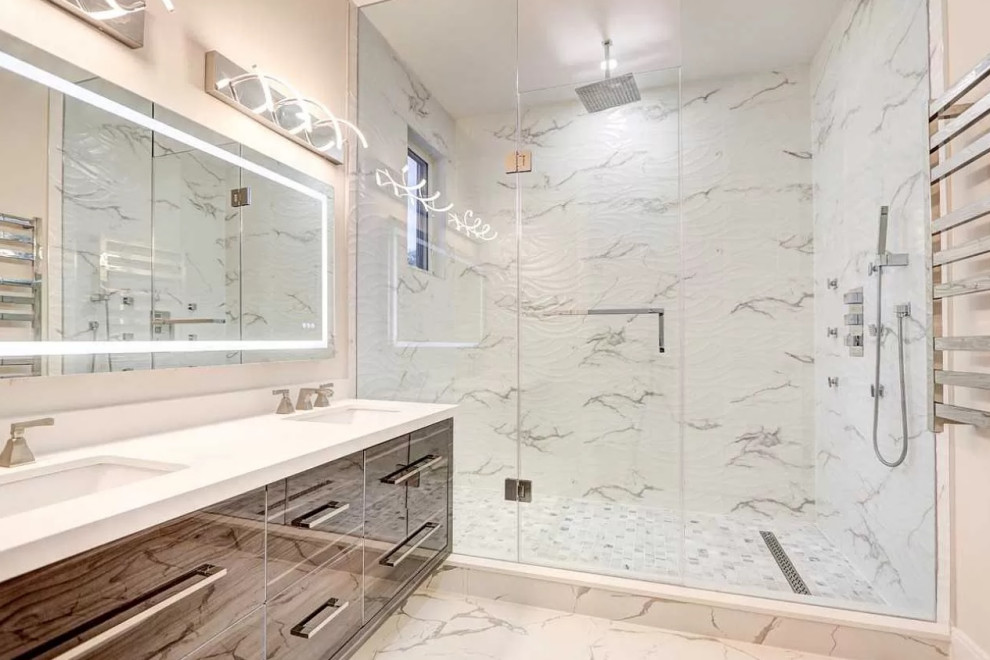 Exempel på ett mellanstort modernt vit vitt en-suite badrum, med släta luckor, skåp i mörkt trä, en dubbeldusch, en bidé, flerfärgad kakel, porslinskakel, ett nedsänkt handfat, bänkskiva i kvartsit och dusch med skjutdörr
