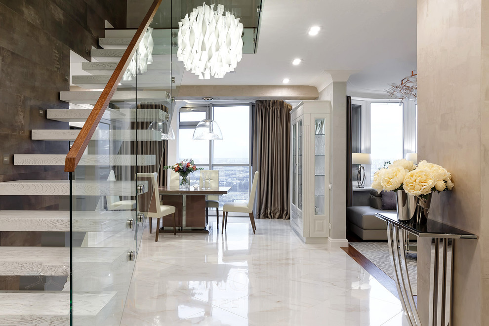 Интерьер двухуровневой квартиры с панорамными окнами, Санкт-Петербург