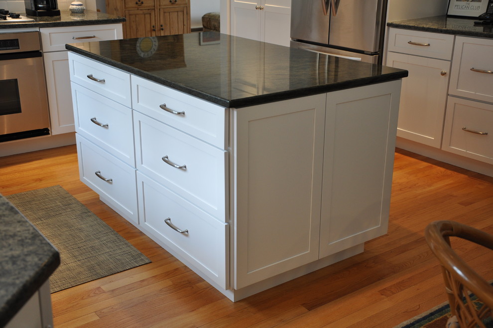 Kitchen - transitional kitchen idea in Boston