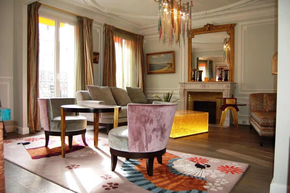 Design ideas for a transitional living room in Paris.