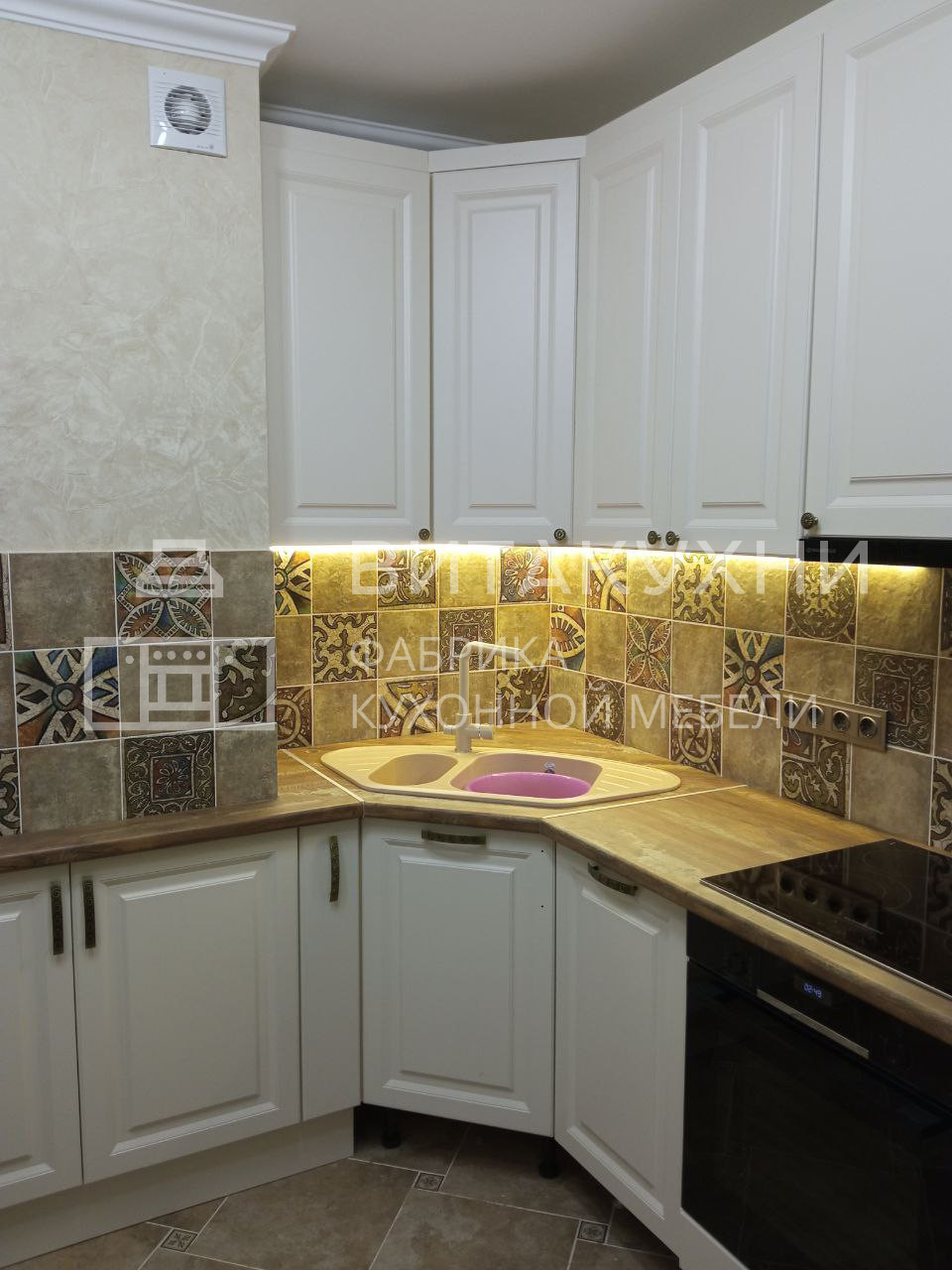 Белый угловой кухонный гарнитур