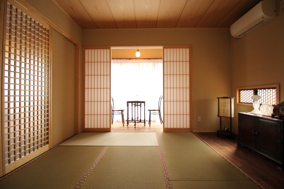 Photo of an asian home office in Other with tatami floors.