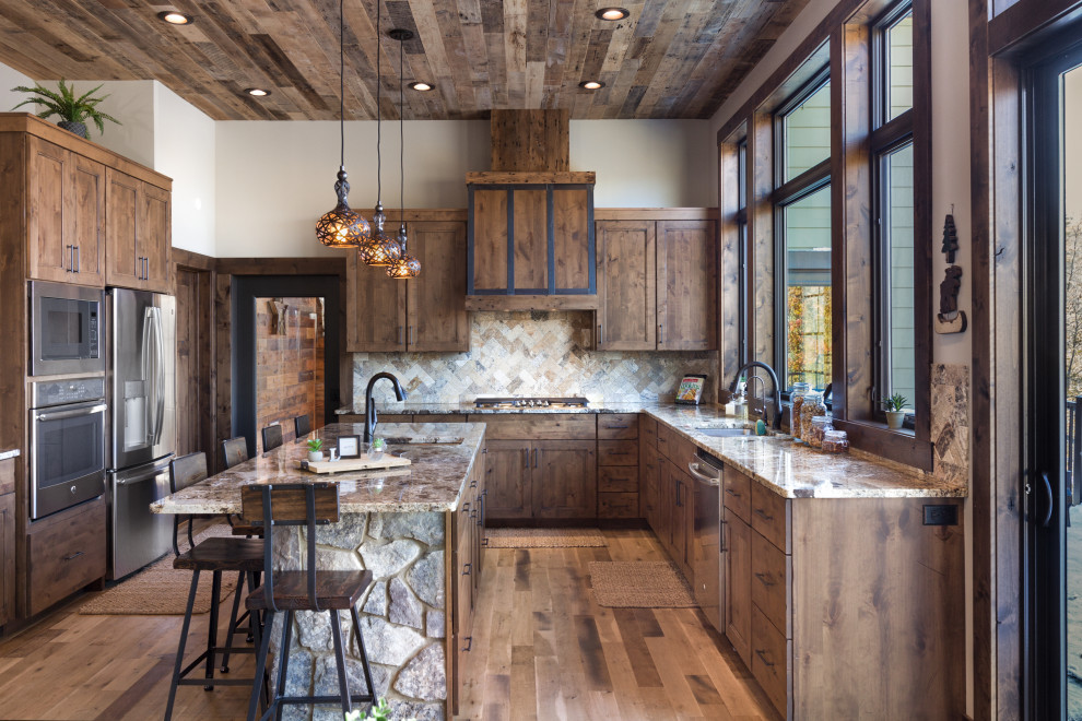 Ispirazione per un cucina con isola centrale stile rurale con ante in legno scuro, pavimento in legno massello medio, top beige e soffitto in legno