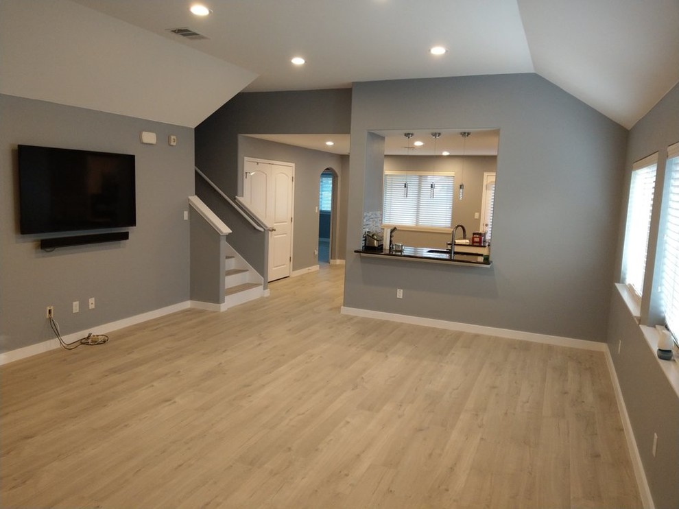 Example of a transitional home design design in Austin