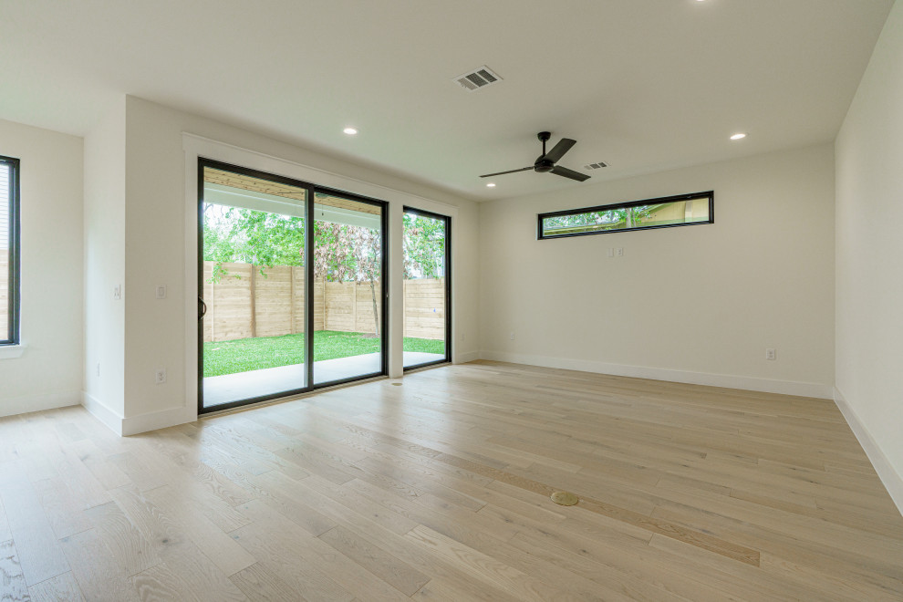 Foto de salón abierto clásico renovado con paredes blancas y suelo de madera clara