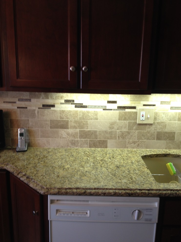 Transitional kitchen photo in Chicago