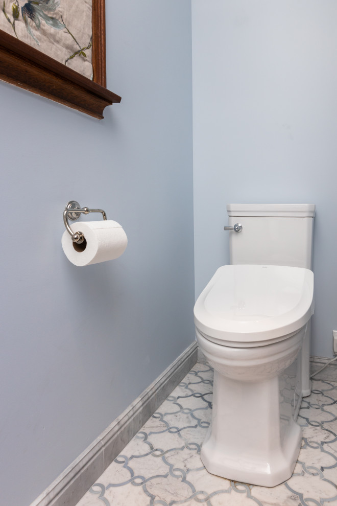 На фото: туалет в классическом стиле с синей плиткой, синими стенами, мраморным полом, врезной раковиной, мраморной столешницей, белой столешницей и напольной тумбой с