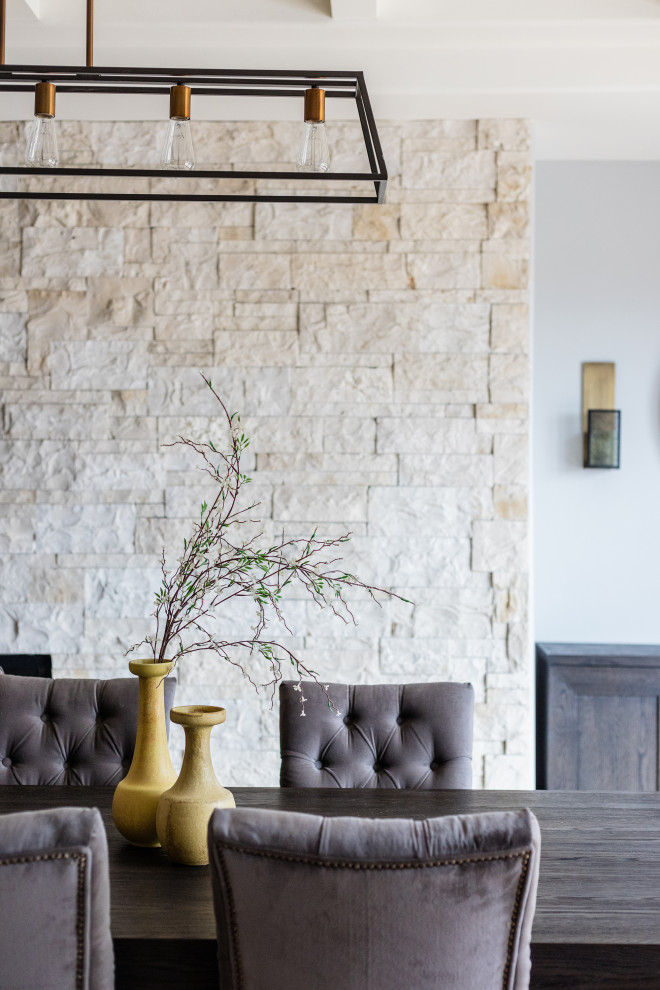 Источник вдохновения для домашнего уюта: столовая среднего размера в стиле неоклассика (современная классика) с с кухонным уголком, серыми стенами, светлым паркетным полом, стандартным камином, фасадом камина из камня и коричневым полом