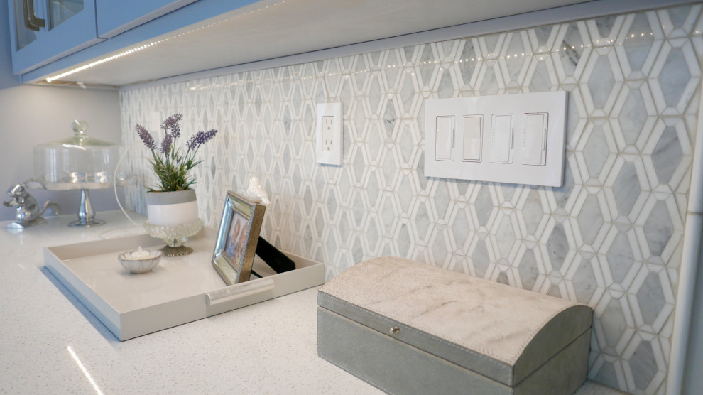 Example of a mid-sized transitional u-shaped ceramic tile and multicolored floor eat-in kitchen design with a farmhouse sink, shaker cabinets, gray cabinets, quartz countertops, multicolored backsplash, marble backsplash, stainless steel appliances, a peninsula and white countertops