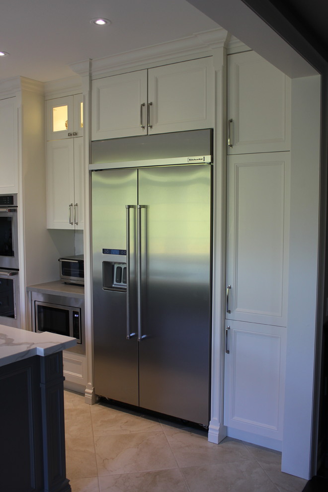 Transitional kitchen photo in Toronto