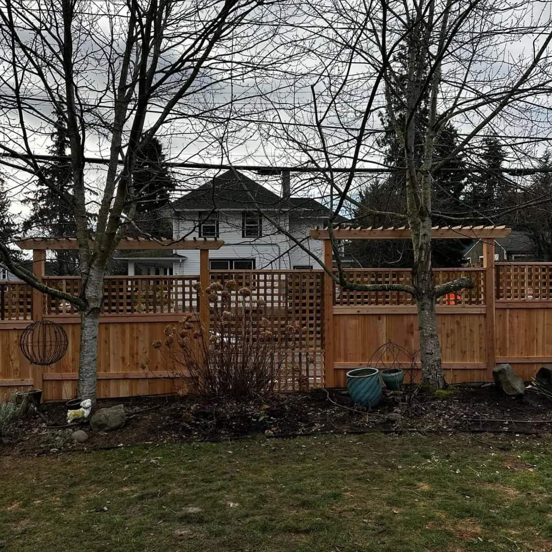 Costum fence with treillice and square lattice