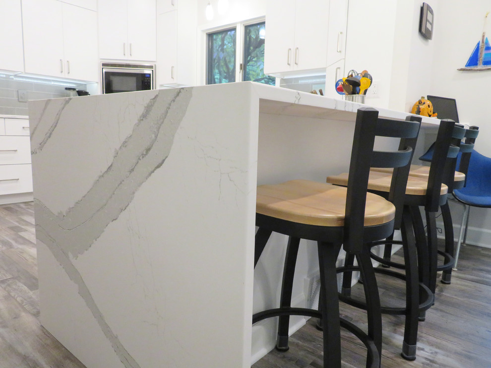 Example of a transitional home design design in Grand Rapids