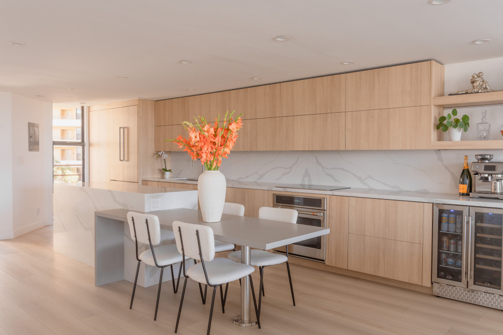 Kitchen - modern kitchen idea in Los Angeles