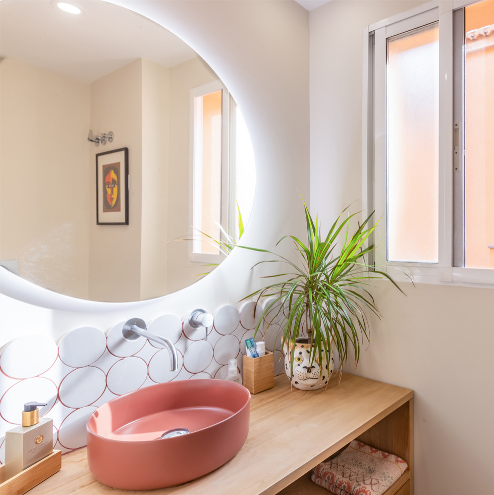 Kleine Moderne Gästetoilette mit verzierten Schränken, orangefarbenen Schränken, weißen Fliesen, Keramikfliesen, grauer Wandfarbe, Laminat, Waschtisch aus Holz, braunem Boden, brauner Waschtischplatte und schwebendem Waschtisch in Valencia